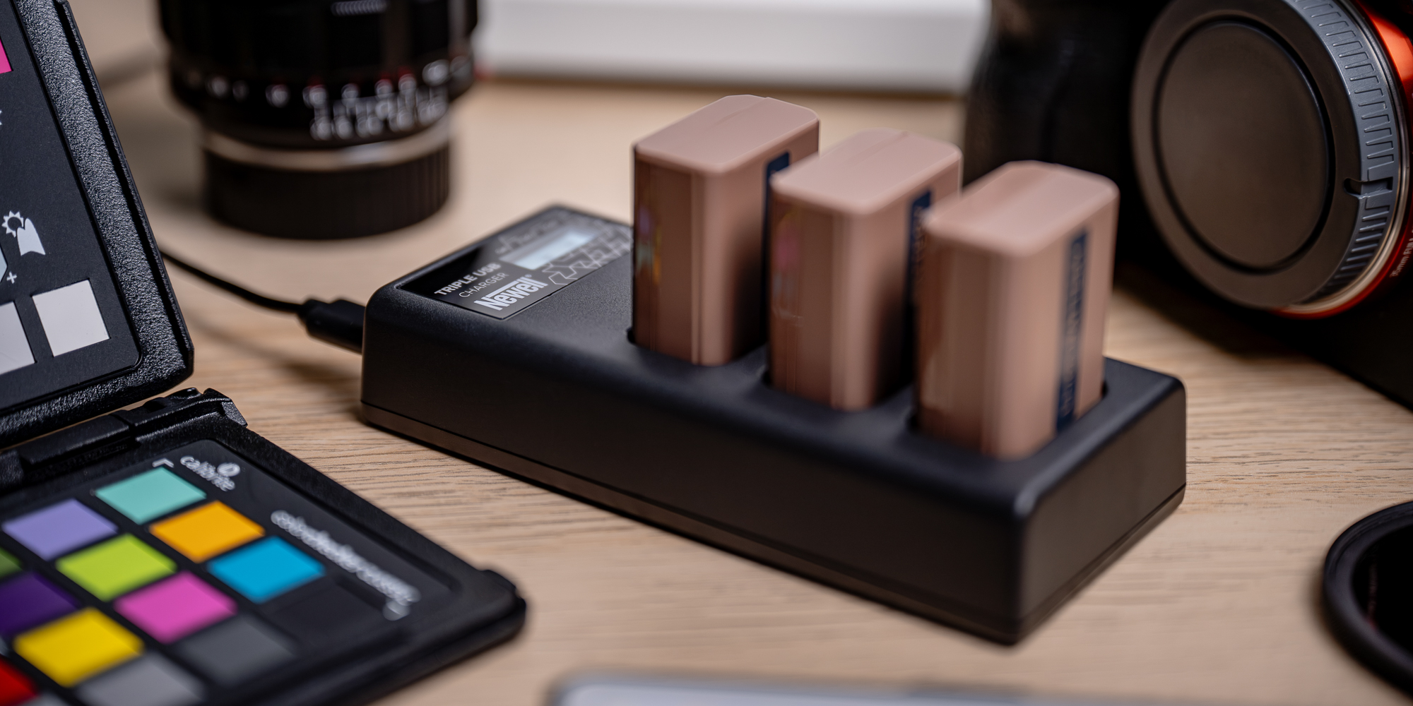 Ładowarka trzykanałowa Newell CD-USB-C do akumulatorów EN-EL14 do Nikon